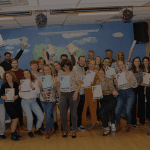 Groepsfoto van blije afgestudeerden met hun danscertificaten bij Amanné dansschool, Nijmegen.